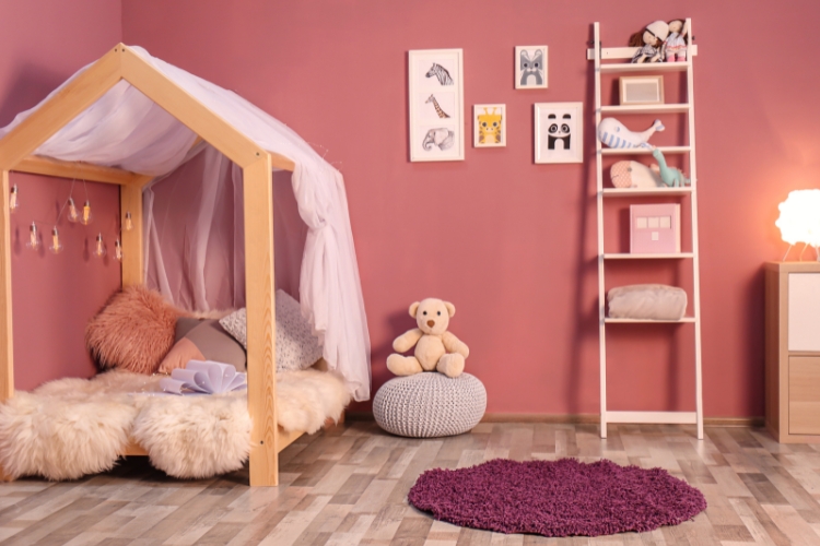 Habitación de niña en rosa empolvado