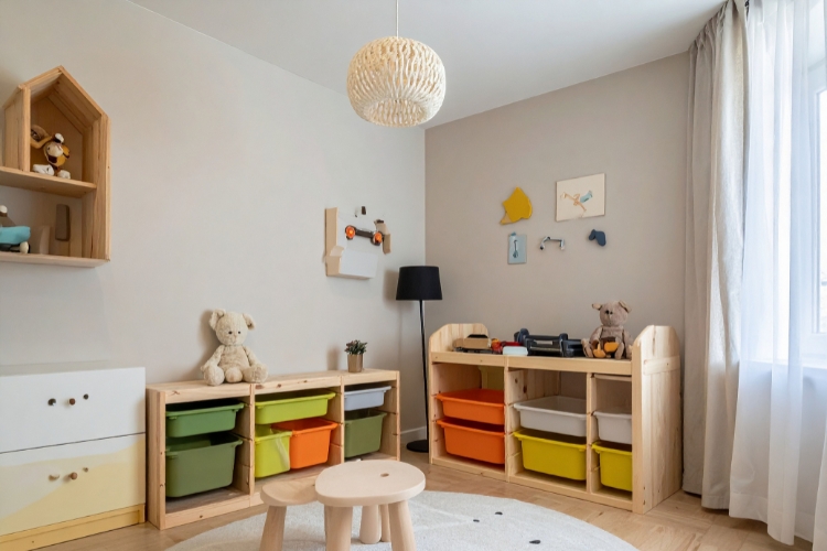 Pared clara y zona de juegos