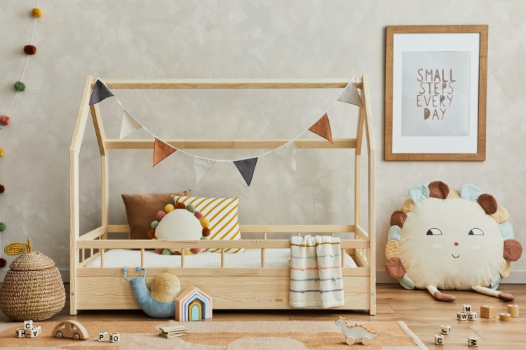 Cama casita y decoración en pared